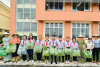 THPL2 - CBGV và các em học sinh thu hoạch rau trong vườn trường