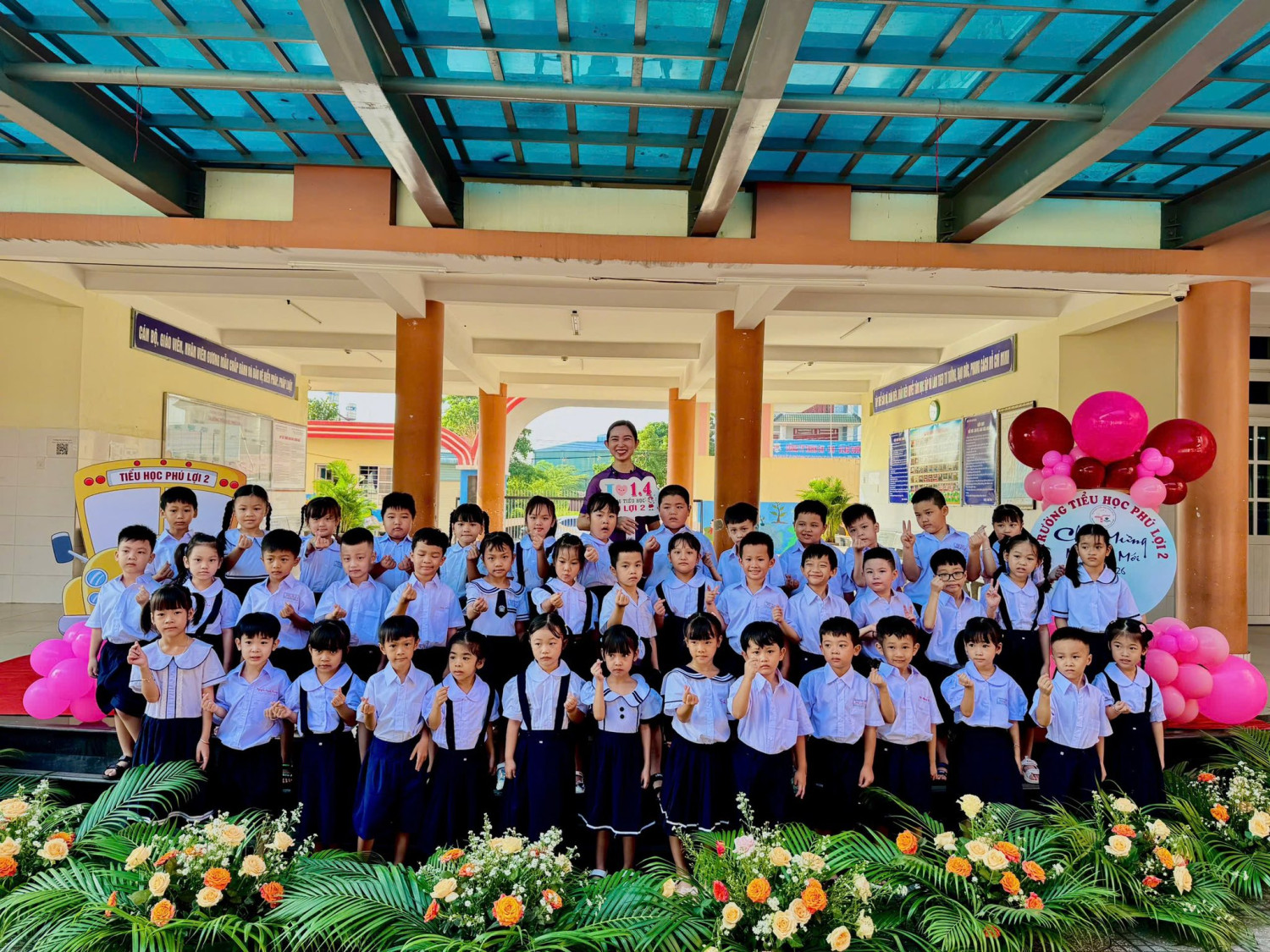 TƯNG BỪNG CHÀO ĐÓN CÁC EM HỌC SINH KHỐI 1 NGÀY TỰU TRƯỜNG