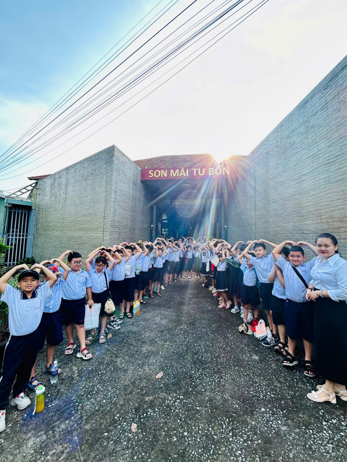 Tổ chức giờ học giáo dục địa phương cho học sinh khối 3